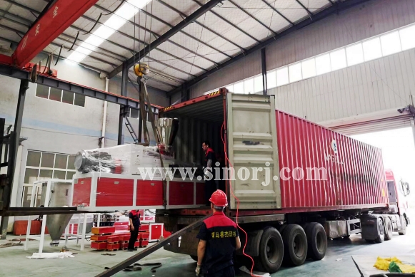 大家早安，新的一天，裝柜開始！越南墻板線條設(shè)備2個(gè)柜開始啦！ ?Morning. Vietnam PVC wall panel production lines starts loading.