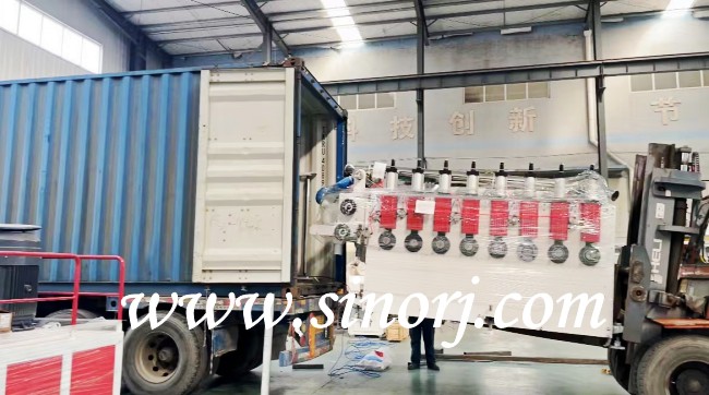 PVC木飾面生產線 型材生產線裝柜發(fā)貨中