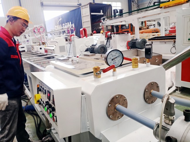 一出二pvc穿線管生產(chǎn)線試機與pvc仿大理石板生產(chǎn)線裝柜發(fā)貨同時進行中。。。。。。