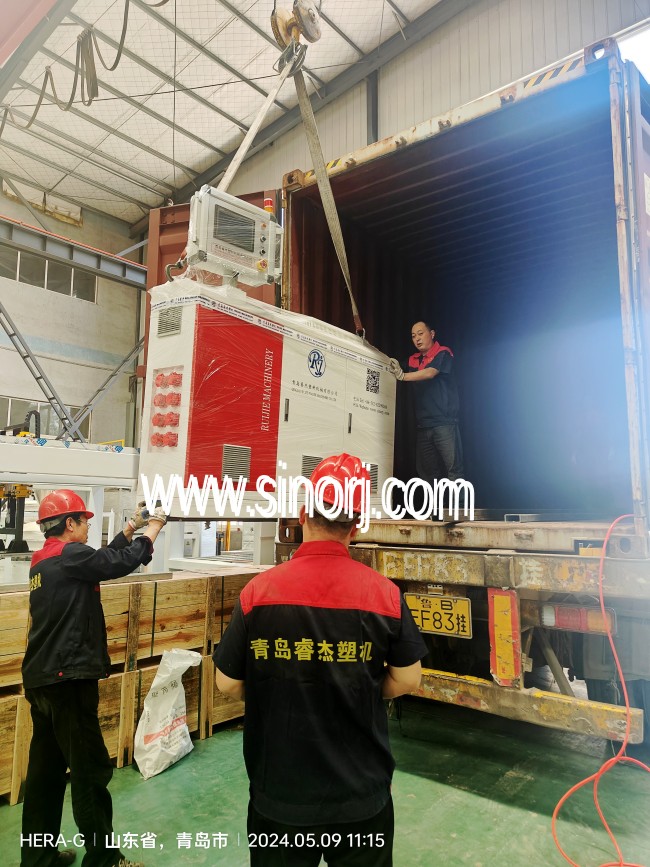 PVC墻板生產(chǎn)線(xiàn)裝柜發(fā)貨中