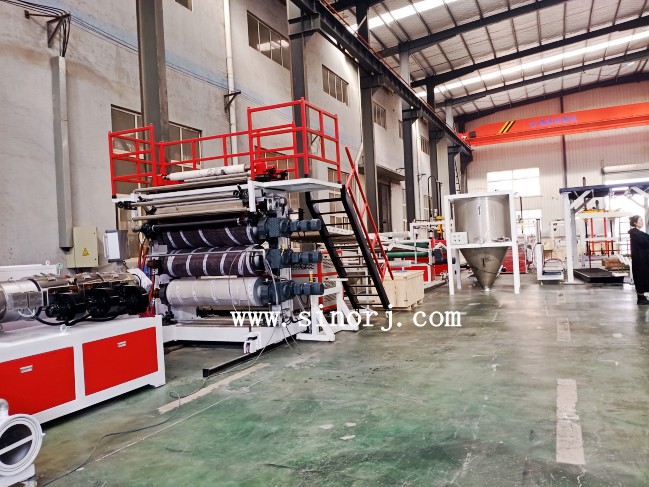 大理石板設(shè)備墻板設(shè)備裝柜進行中，扣板生產(chǎn)線試機進行時