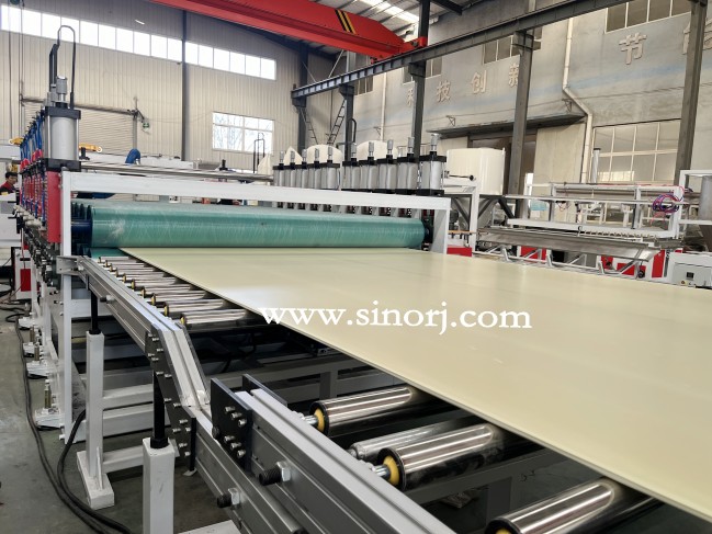 上午試機2m發(fā)泡板設(shè)備，下午試機poe床墊生產(chǎn)線，相當厲害