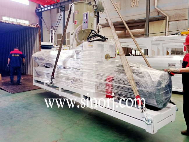 前幾天abs管材生產(chǎn)線，今天UV大理石板生產(chǎn)線，過兩天格柵板生產(chǎn)線裝柜裝柜發(fā)貨發(fā)貨