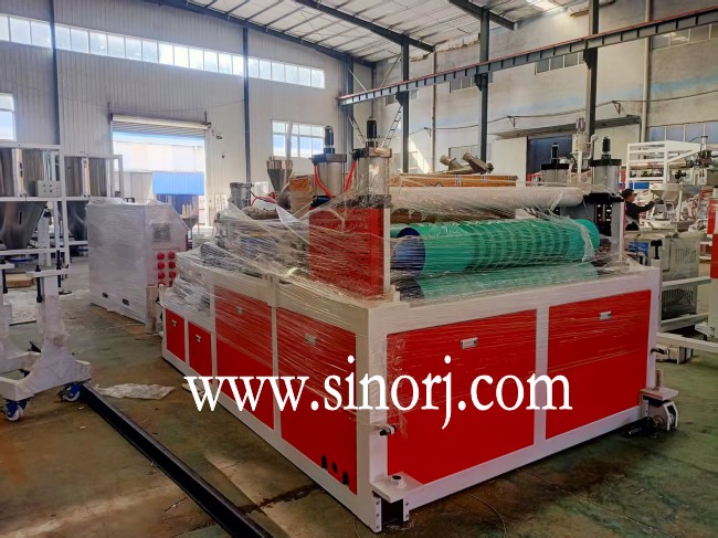 發(fā)往印尼的pvc波浪瓦，T型瓦生產(chǎn)線，大理石uv板生產(chǎn)線開始裝柜